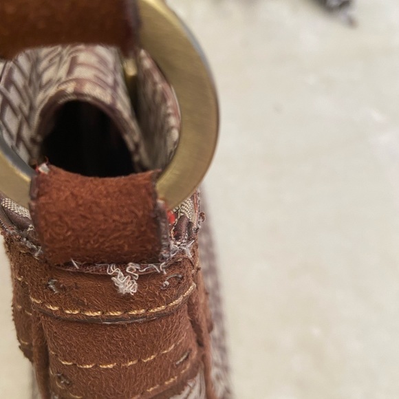 Tommy Hilfiger Monogrammed bag with minor flaws. - Picture 2 of 8